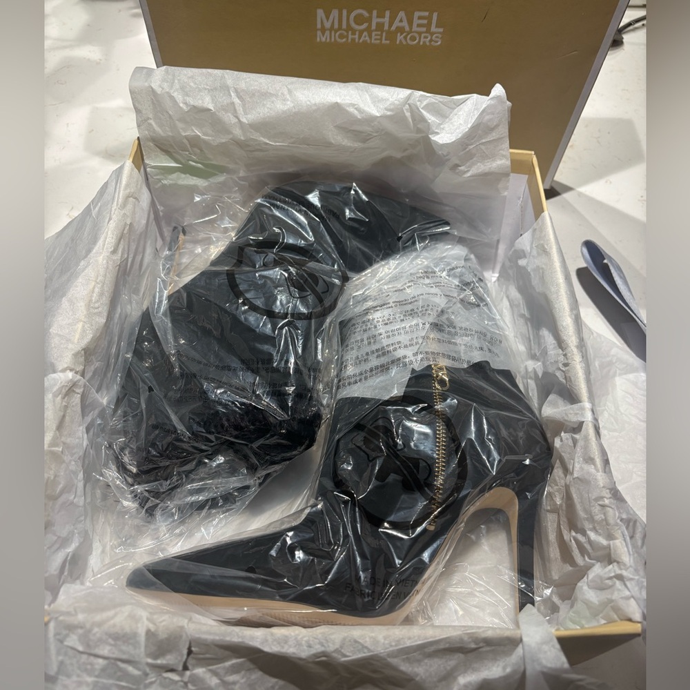 Reduced! MICHAEL KORS Ostrich Feather Suede Ankle Boot, Black, Size 8.5 - Picture 6 of 10